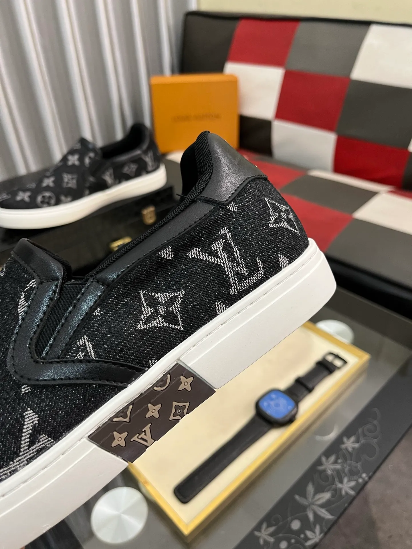 Men's shoes 💰400⌚️⌚️LV's new men's high-end casual sports shoes, using imported first-layer cowhide silk screen printing brand lougou, original ultra-light tpu outsole, wear-resistant and comfortable, Monogram lougou embellished rubber outsole, breathable mesh lining, versatile classic style! Size: 38-442️⃣Colors available